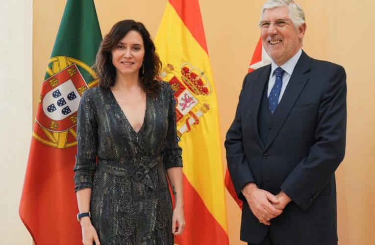 Díaz Ayuso se reúne con el embajador de Portugal en España para reforzar los lazos comerciales y culturales con el país vecino