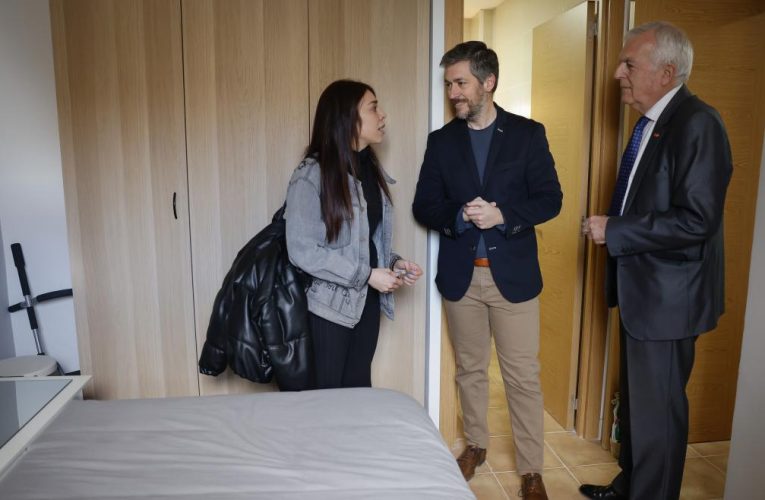 La Comunidad de Madrid entrega las primeras de las 151 viviendas diseñadas para pequeños municipios