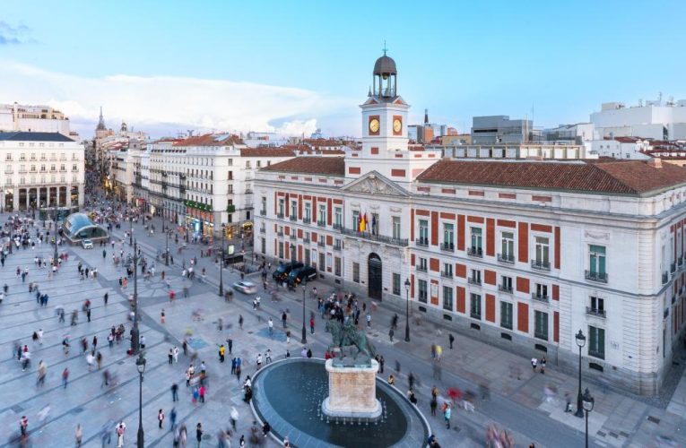 La Comunidad de Madrid exige al Gobierno central suspender el procedimiento para declarar la Real Casa de Correos como Lugar de Memoria Democrática