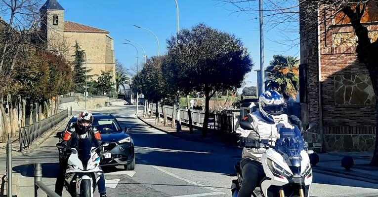 Archidiocesis de Madrid – La parroquia de Navalagamella concede su ‘Estrella de honor’ a peregrinos moteros