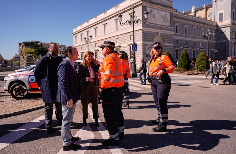 El Ayuntamiento inicia una campaña de control intensiva con Agentes de Movilidad para evitar el estacionamiento indebido de los ‘tuk tuk’