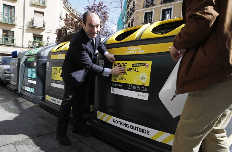 El Ayuntamiento coloca vinilos en castellano e inglés en contenedores de Centro para concienciar sobre el depósito correcto de residuos