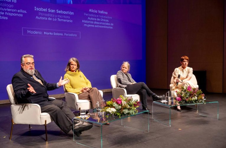Lleno absoluto del Teatro MIRA con el coloquio sobre mujeres poderosas de la Historia