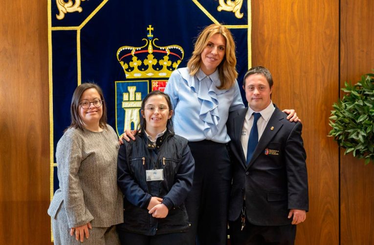 La alcaldesa reconoce la labor que realizan tres empleados municipales con Síndrome de Down