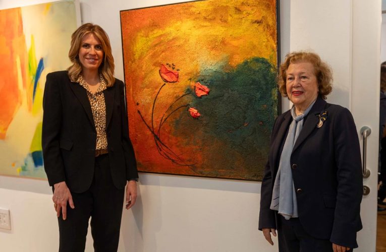 Medio centenar de mujeres artistas locales exponen sus obras en el Centro Cultural Padre Vallet