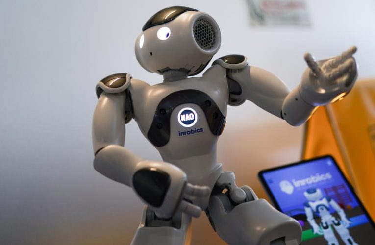 La Comunidad de Madrid abrirá el primer laboratorio del mundo de robótica con IA para descubrir nuevos materiales basados en polímeros