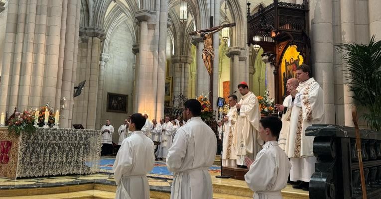 Archidiocesis de Madrid – Madrid se reúne en masa en la Almudena para rezar por «el Papa de la misericordia y de la esperanza»
