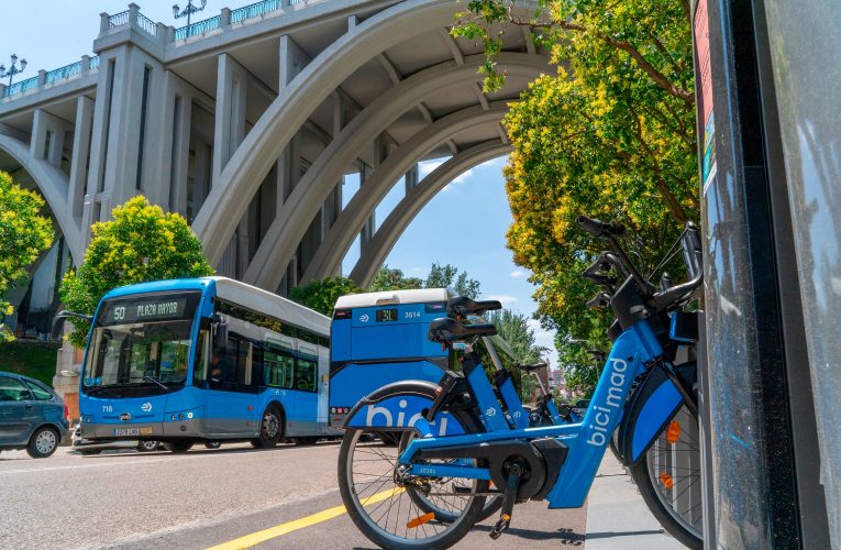 Viajar en los autobuses de EMT Madrid y en las bicicletas de bicimad será gratuito los días 22 y 23 de abril