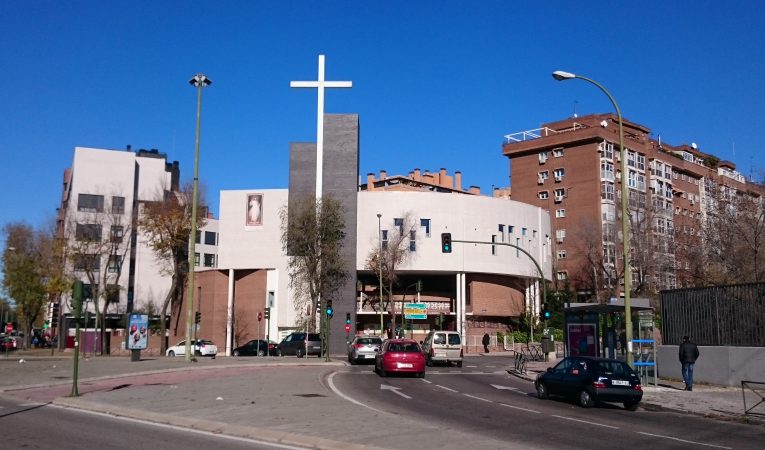 Archidiocesis de Madrid – Dar de beber al sediento en pleno apagón desde la parroquia Santos Inocentes: «De un pequeño grano se construye un edificio precioso»