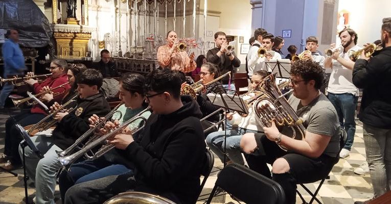 Archidiocesis de Madrid – Ensayo de la agrupación musical de Jesús El Pobre: «Aquí encuentras tu grupo de amigos, que te ayudan a crecer en la fe»