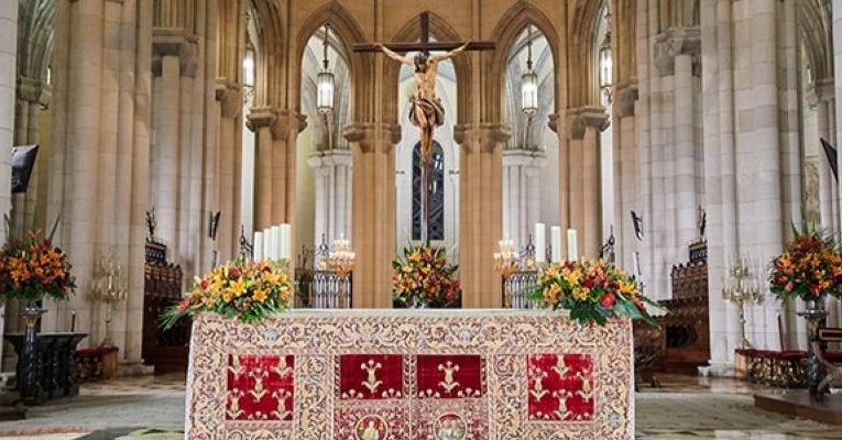 Archidiocesis de Madrid – Sábado Santo: la Iglesia permanece en silencio junto al sepulcro del Señor «meditando su Pasión y Muerte»