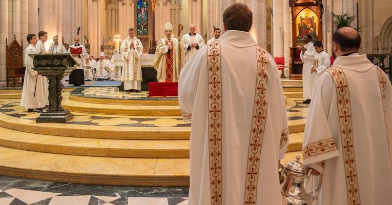 Archidiocesis de Madrid – El cardenal Cobo recuerda a los sacerdotes en la Misa Crismal: «Hemos sido ungidos para hacer sentir a todos la ternura de Dios»