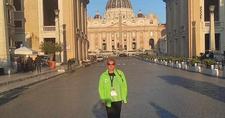 Archidiocesis de Madrid – Remedios, voluntaria madrileña en el año jubilar de la Esperanza en Roma, sobre el tramo hasta la Puerta Santa: «Son unos metros en oración y cánticos en los que la gente va muy alegre»