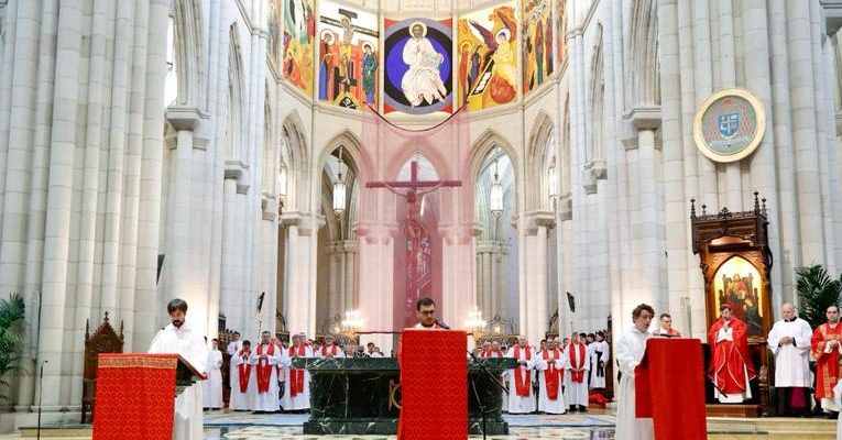 Archidiocesis de Madrid – El cardenal José Cobo, en la celebración de la Pasión y Muerte del Señor el Viernes Santo: «Mira la Cruz, sé valiente, porque ahí está el principio de tu vida»