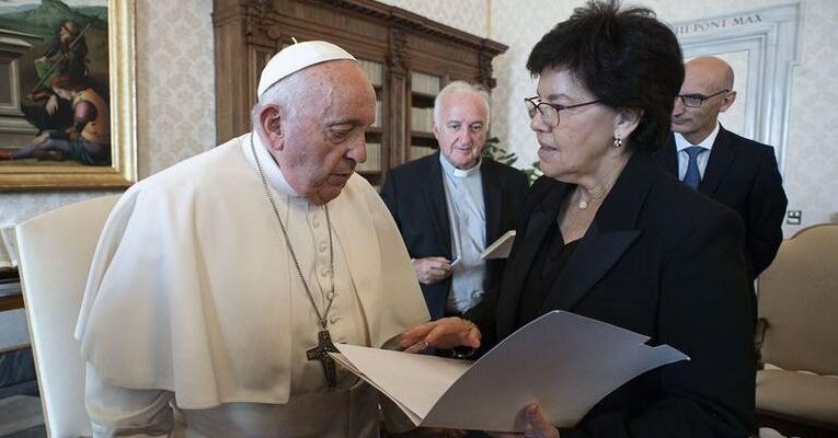Archidiocesis de Madrid – La emoción de la delegada de Jóvenes de Madrid, Laura Moreno, al despedirse del Papa y rezar ante su cuerpo: «Le recordaremos como el papa de la humanidad y de la misericordia»