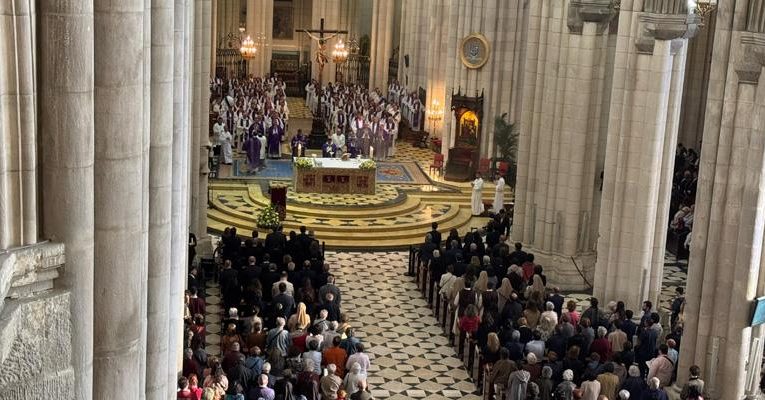 Archidiocesis de Madrid – El cardenal Cobo en la misa funeral por Francisco: «Se dio para la Iglesia y nos mostró que la vida cristiana vale la pena cuando se vive de verdad, de rodillas y con las manos para los demás»