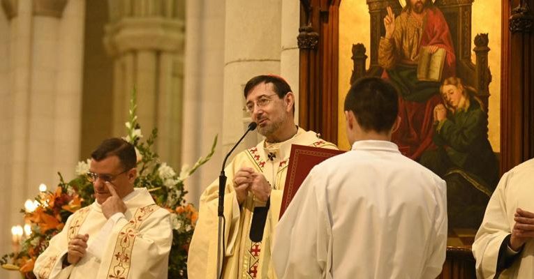 Archidiocesis de Madrid – El cardenal Cobo, en el Domingo de Resurrección: «Hoy nosotros, resucitados, estamos llamados a defender la paz»
