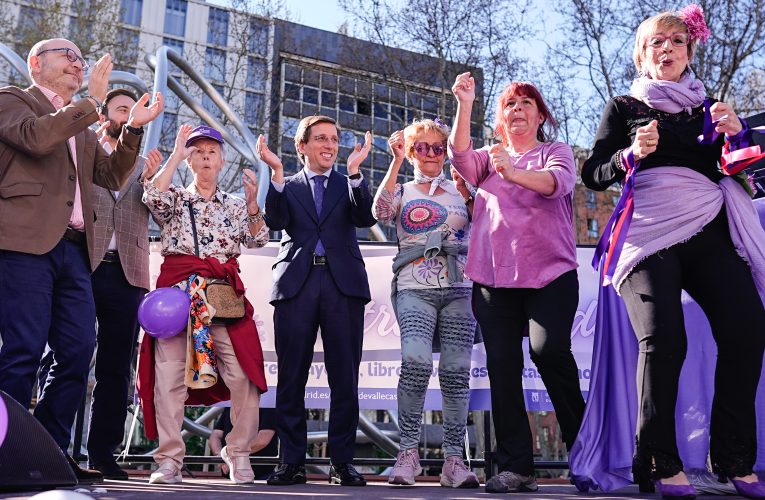 Cerca de mil mujeres de los centros municipales de mayores interpretan un flashmob por la igualdad