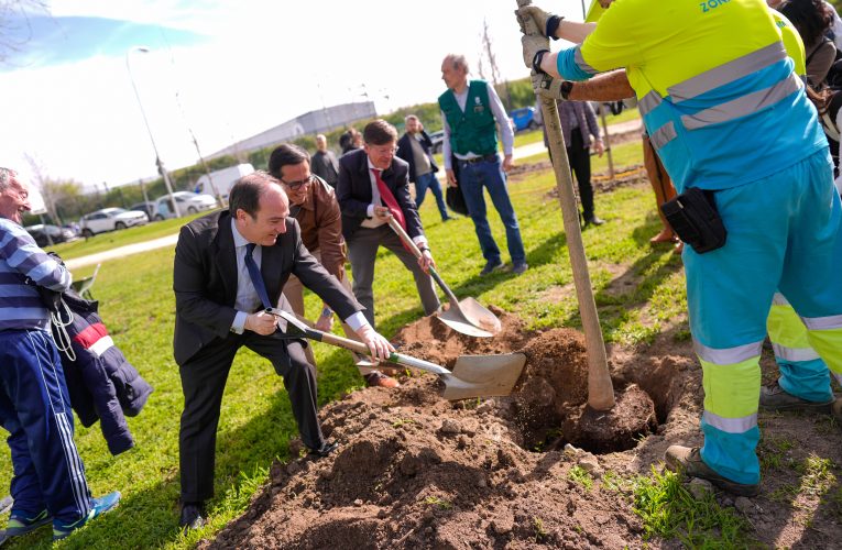 Más de 225 personas se suman a la plantación municipal de 55 árboles en la Dehesa Boyal