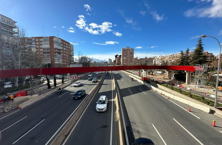 El desmantelamiento de la antigua pasarela peatonal sobre la A-2 supondrá cortes y desvíos durante el fin de semana