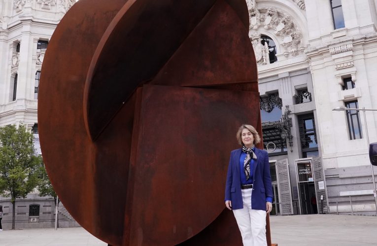 Madrid da la bienvenida a Hermes, una nueva escultura monumental de Rafael Canogar