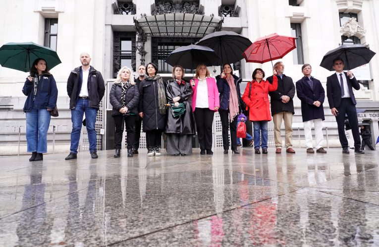 El Ayuntamiento guarda un minuto de silencio por los dos bomberos fallecidos en Alcorcón