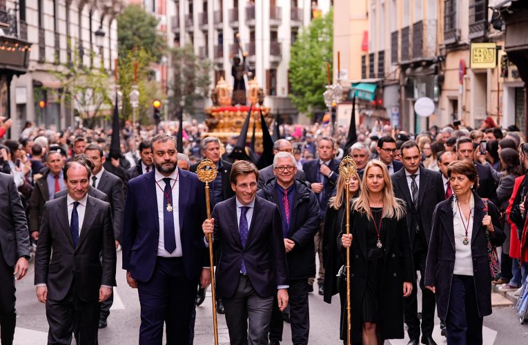 Almeida participa en la procesión del Jesús del Gran Poder y la Esperanza Macarena