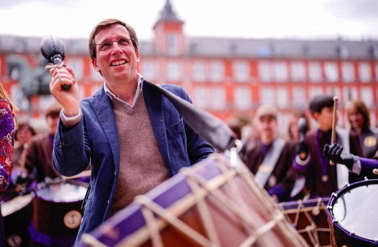 Madrid culmina su Semana Santa con el redoble de decenas de tambores en la plaza Mayor