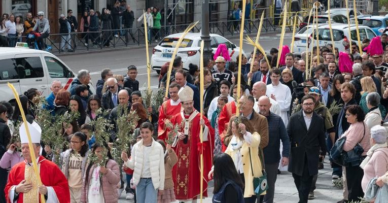 Archidiocesis de Madrid – El cardenal Cobo, en el Domingo de Ramos: «Nuestra Semana Santa es nombrar nuestras heridas y llevarlas a su Cruz para que Cristo las transforme»