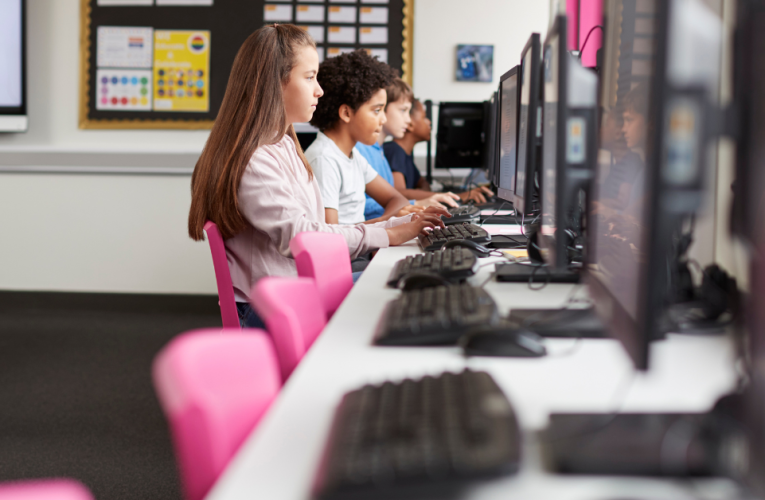 Escuelas Católicas de Madrid contra la prohibición del uso de pantallas en colegios por atentar contra su autonomía