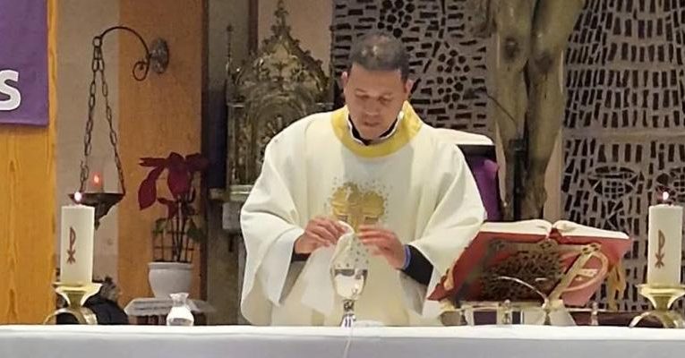Archidiocesis de Madrid – Dar de beber al sediento en pleno apagón desde la parroquia Santos Inocentes: «De un pequeño grano se construye un edificio precioso»