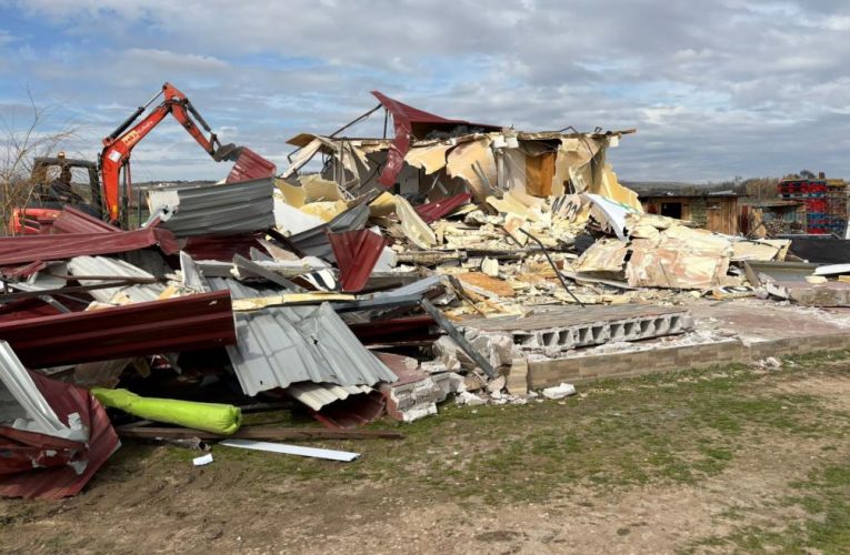 La Comunidad de Madrid culmina el derribo de nueve viviendas ilegales en la Vega del Tajuña para evitar el deterioro de este espacio natural