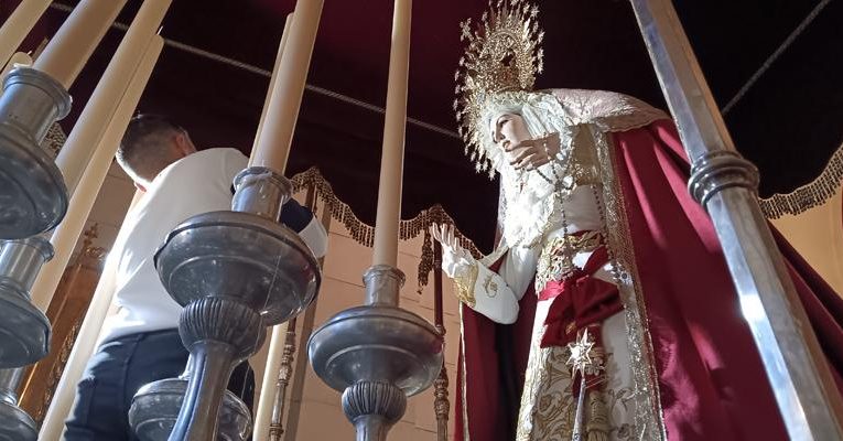 Archidiocesis de Madrid – Así se viste a la Virgen de La Borriquita para su primera salida procesional de Semana Santa y «acercar al devoto el mensaje de Jesús a través de su Madre»