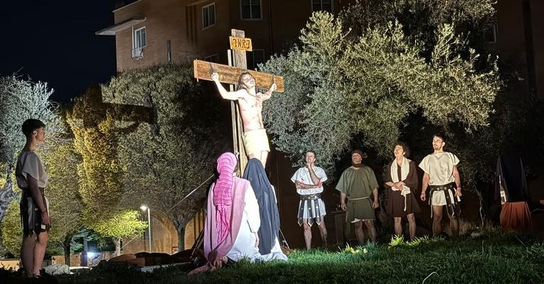 Archidiocesis de Madrid – Toda una parroquia involucrada en la Pasión Viviente de Villaverde: «Esto es hacer la fe pública y un bien para el barrio»