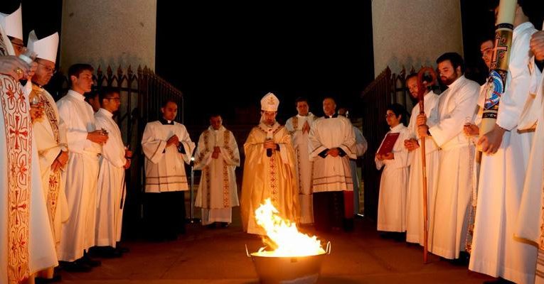 Archidiocesis de Madrid – El cardenal Cobo, en la Vigilia Pascual: «¡Feliz Pascua, Cristo vive y eso cambia todo!»