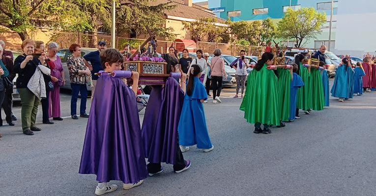 Archidiocesis de Madrid – La primera procesión de la Semana Santa madrileña es la de los niños de Moratalaz: «Este es un modo de querer a Jesús, paseándolo por la calle»