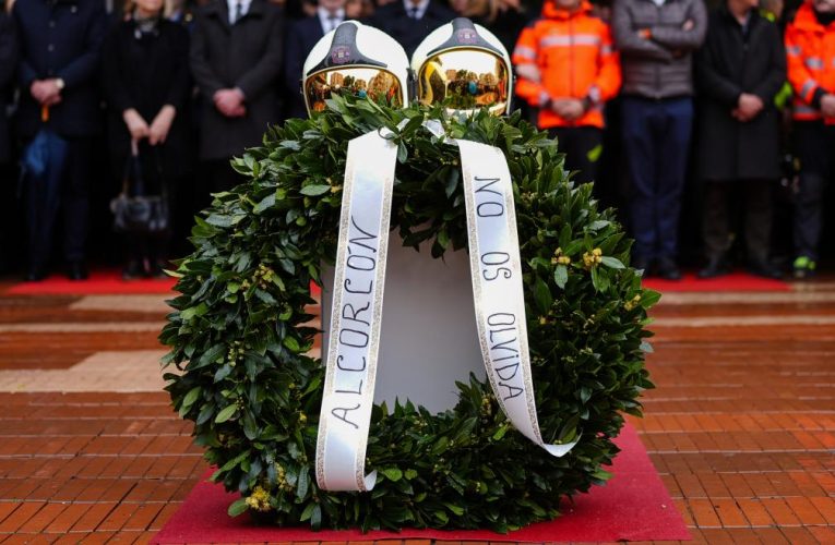 La Comunidad de Madrid, en los cinco minutos de silencio en memoria por los dos bomberos fallecidos en Alcorcón