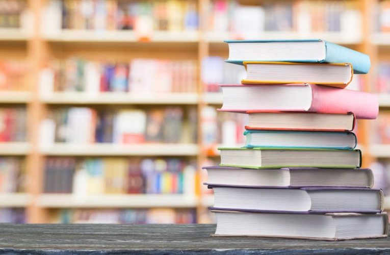 La Comunidad de Madrid colabora en la recuperación de 55 libros del Archivo Judicial de Catarroja dañados por la DANA de octubre