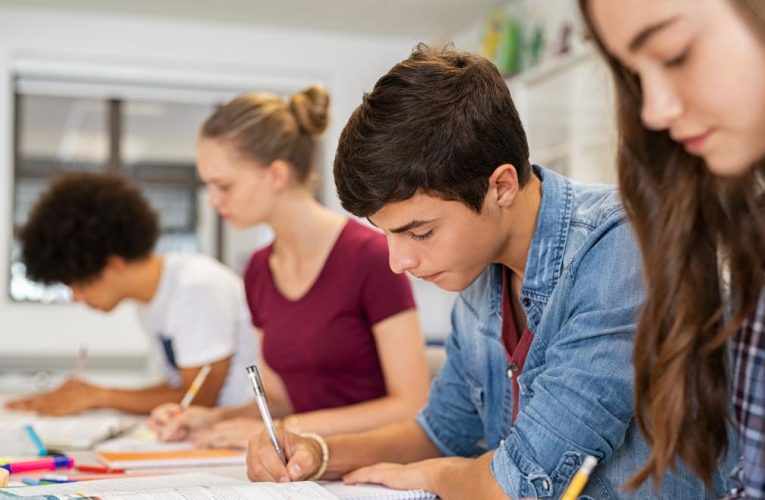 La Comunidad de Madrid incluye por primera vez la nota de los alumnos para conceder sus becas de Bachillerato