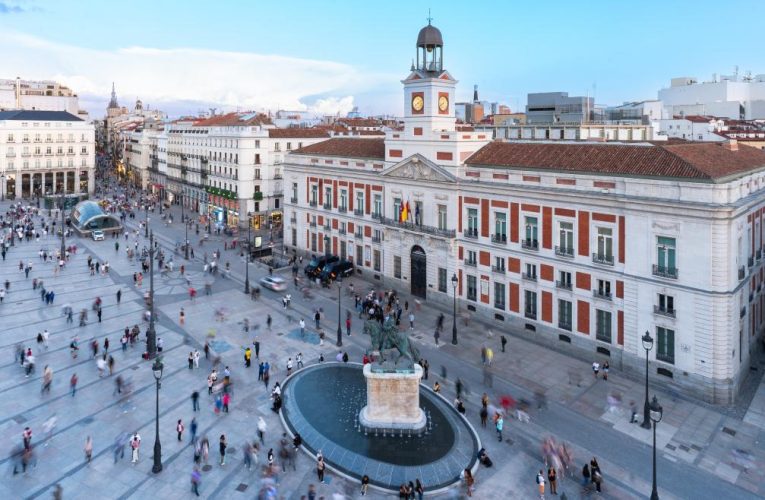 La Comunidad de Madrid inicia la regulación del Estatuto de expresidentes para homologarse al Estado y las CCAA