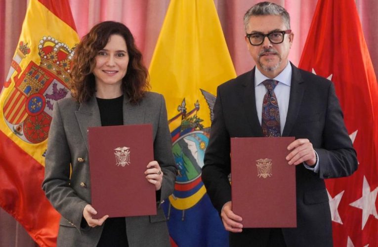 Díaz Ayuso firma en Quito la acreditación profesional de ecuatorianos en Madrid para “atraer grandes profesionales a su otra casa”