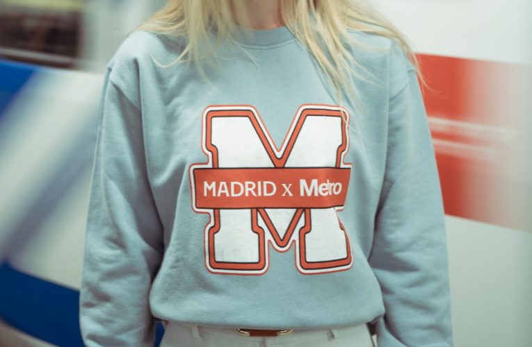 La Comunidad de Madrid pone a la venta una edición limitada de sudaderas de Metro inspirada en la historia, cultura y patrimonio de la región