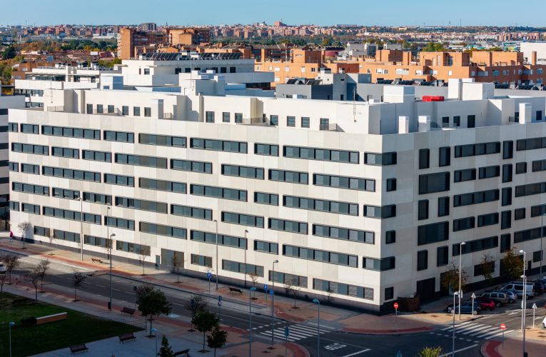 Almeida entrega 120 nuevas viviendas públicas de alquiler asequible en el distrito de Villaverde