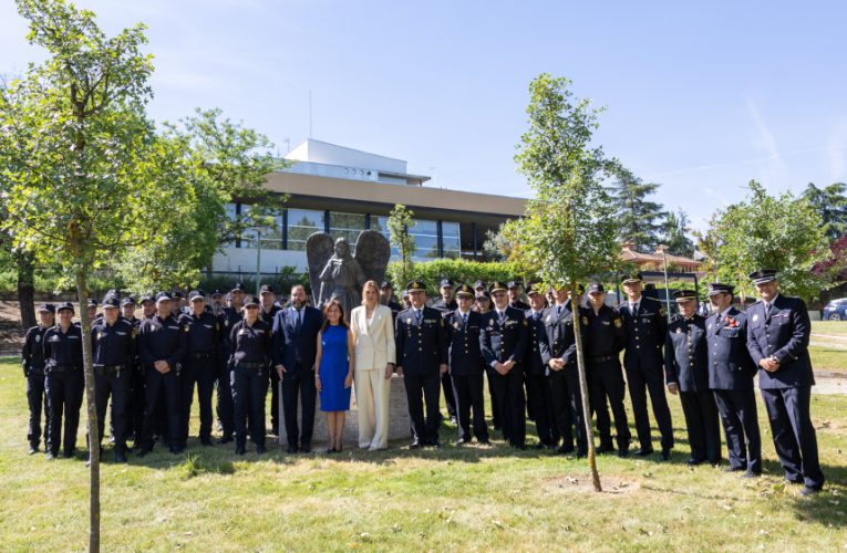 El Ayuntamiento reconoce el trabajo y labor ejemplar de la Policía Nacional con una escultura dedicada al Santo Ángel Custodio