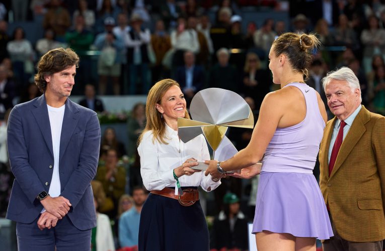 Maíllo entrega a Aryna Sabalenka el trofeo como ganadora del Mutua Madrid Open