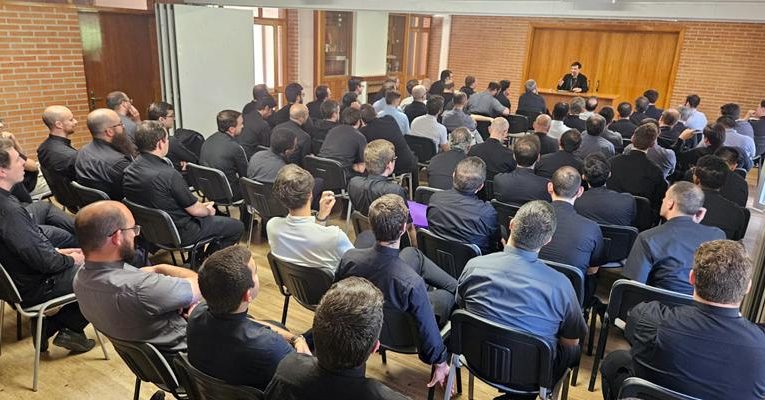 Archidiocesis de Madrid – El cardenal José Cobo se reúne con los sacerdotes jóvenes de Madrid: «Que nunca dejemos de tener una visión diocesana»