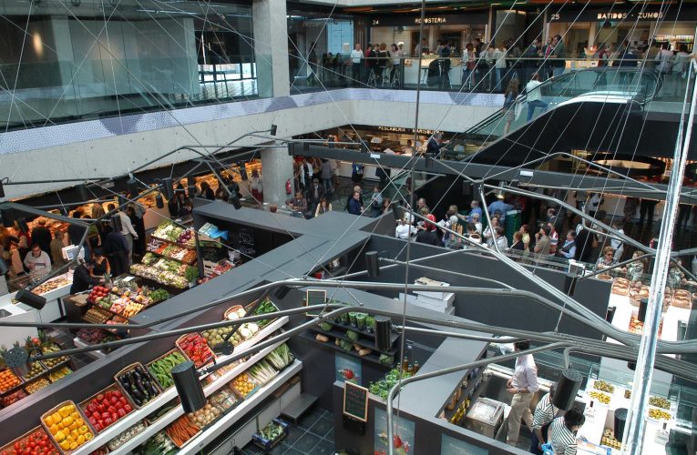 El Ayuntamiento destina 495.000 euros a fomentar el emprendimiento en los mercados municipales y modernizar los quioscos de prensa