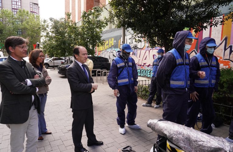 Los primeros grafiteros en sustituir las multas con la eliminación de pintadas ya han realizado 1.228 horas de trabajo y han limpiado una superficie de 2.625 m2