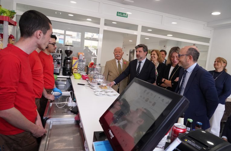 Barajas inaugura la primera cafetería municipal gestionada por personas con discapacidad