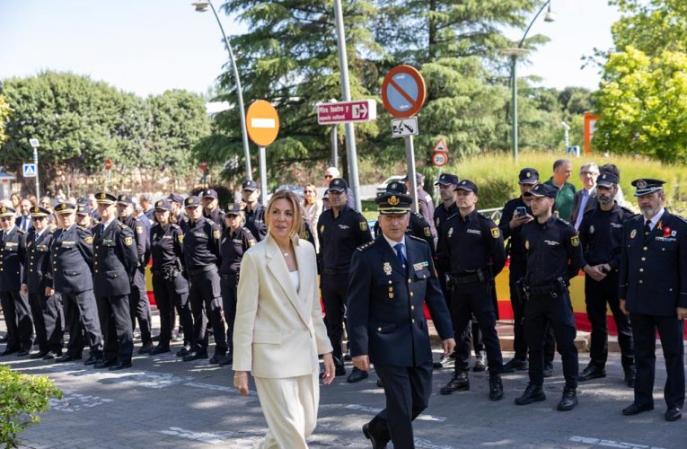 El Ayuntamiento reconoce el trabajo y labor ejemplar de la Policía Nacional con una escultura dedicada al Santo Ángel Custodio